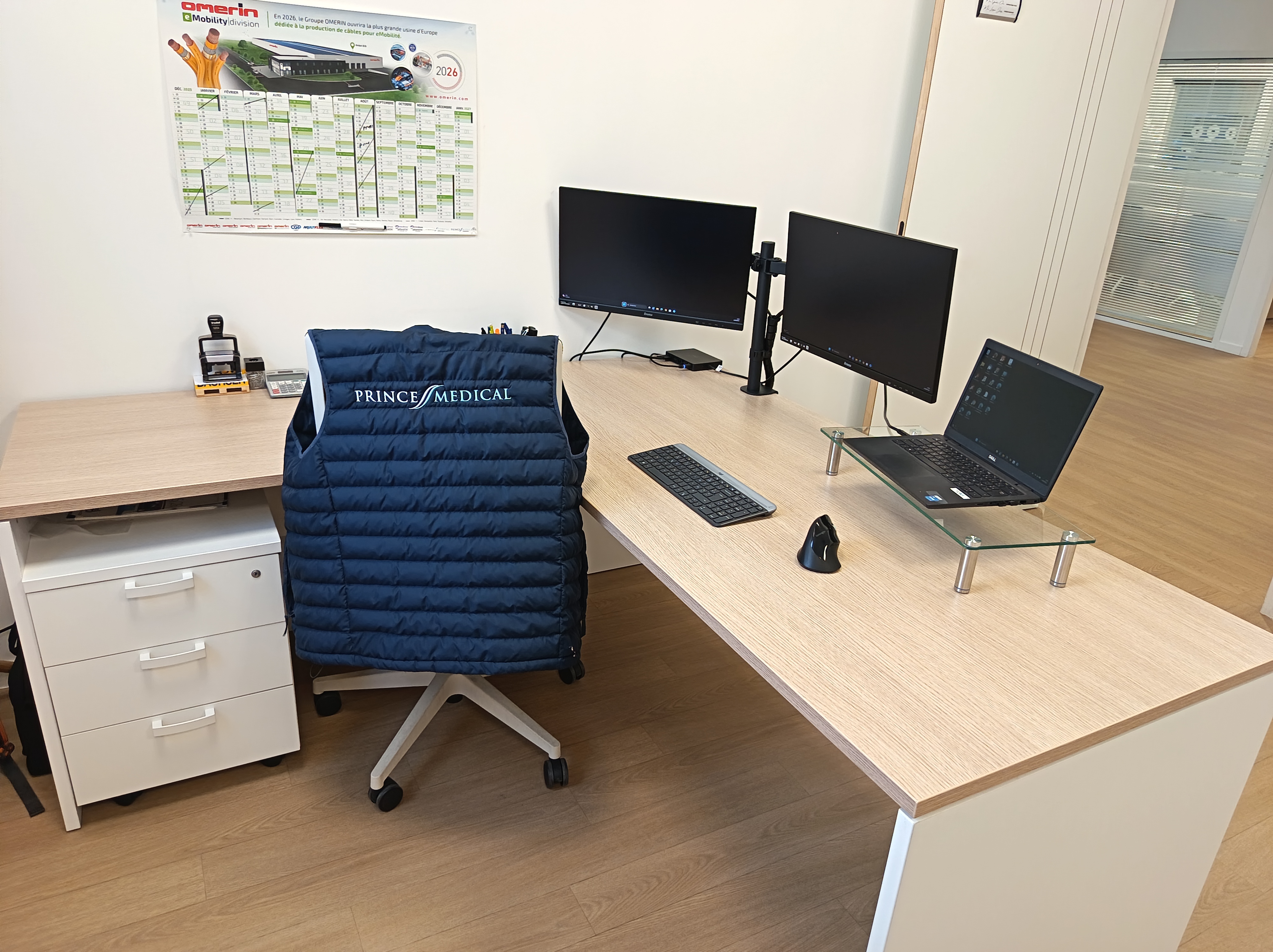 Ufficio direzionale con scrivania con ala