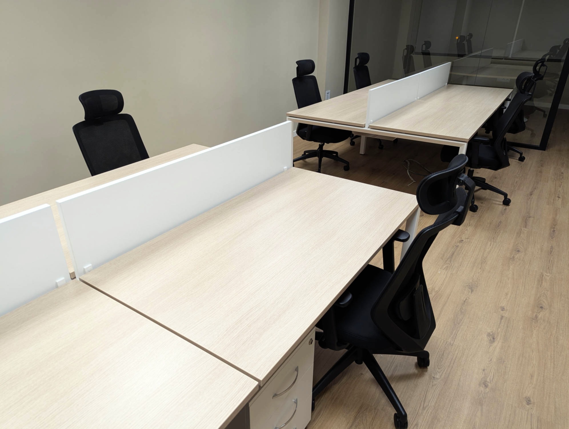 Ufficio con tavolo multiposto e sedie Ufficio con tavolo multiposto e sedie