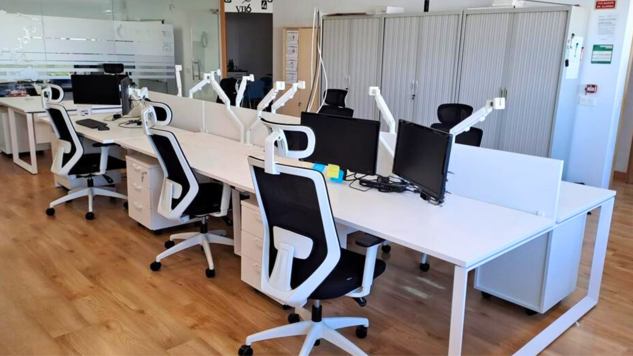 Ufficio con bench da 6 postazioni Ufficio con bench da 6 postazioni