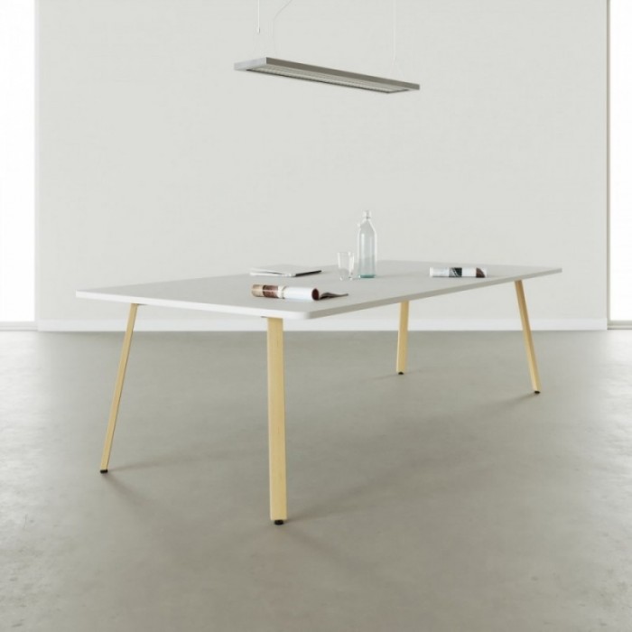Mesa de reuniones de madera
